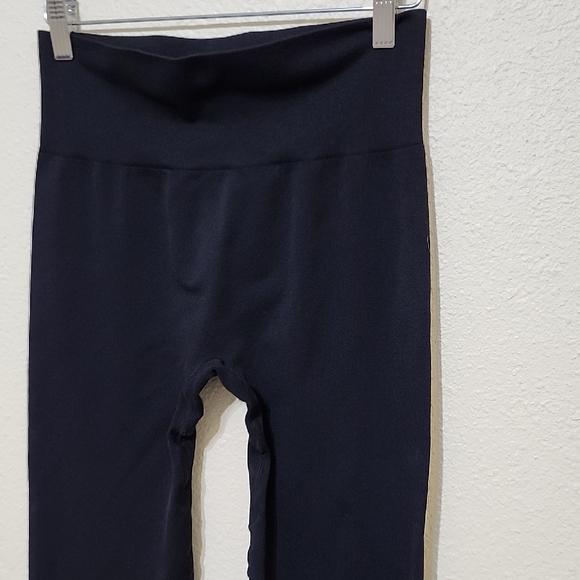 Black Full-Length Form-Fitting Leggings - Picture 5 of 7